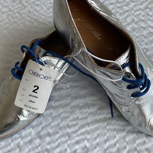 Cherokee Girls lace up flats Sliver Metallic Size2